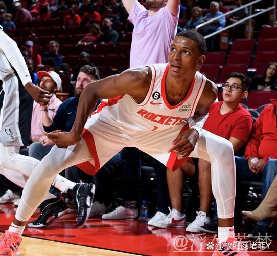 霍姆格伦以虎纹KD18亮相拉斯维加斯训练,开启新篇章! 霍姆格伦以虎纹KD18亮相拉斯维加斯训练,开启新篇章!